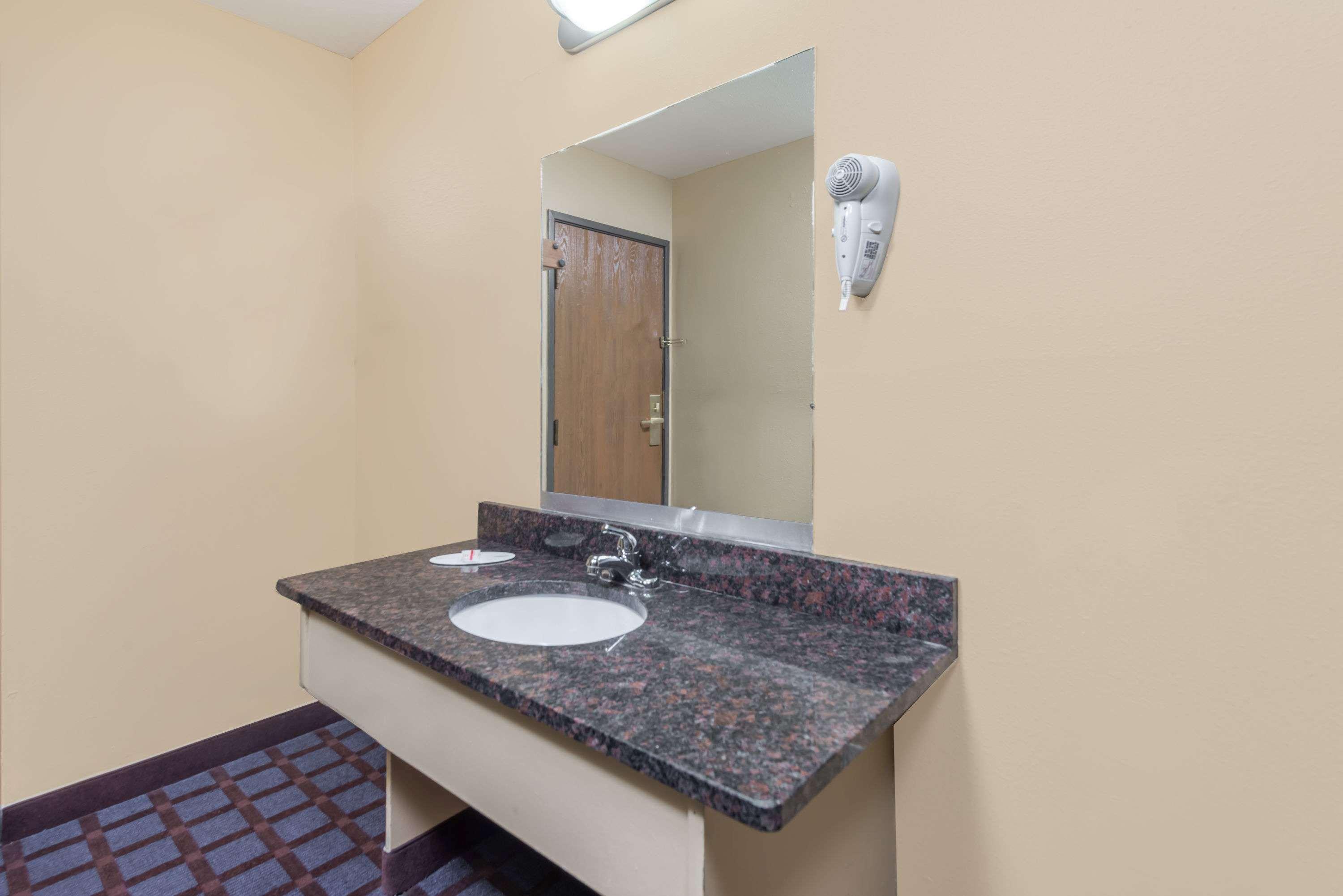 Super 8 by Wyndham Okawville Bagian luar foto