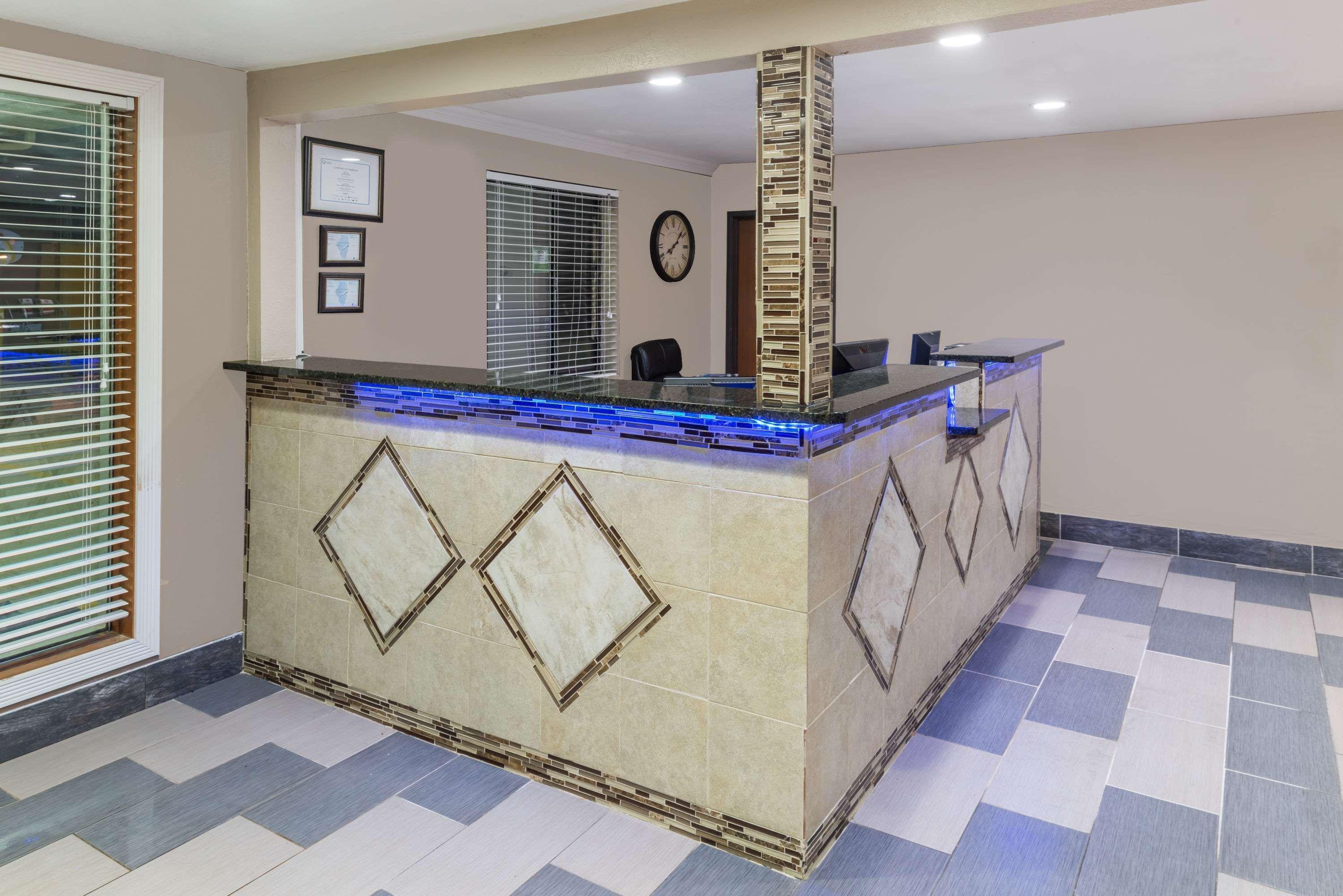 Super 8 by Wyndham Okawville Bagian luar foto