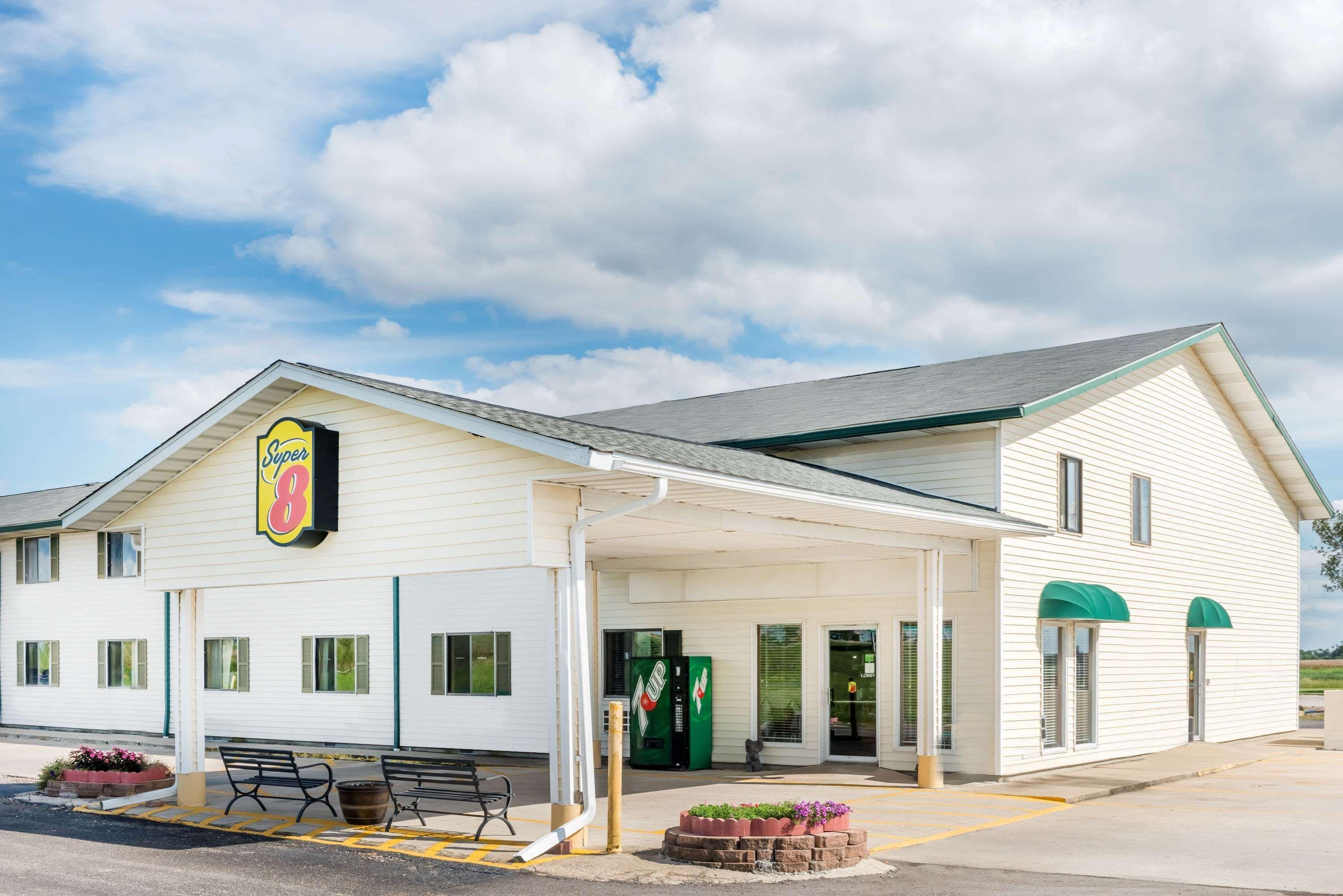 Super 8 by Wyndham Okawville Bagian luar foto