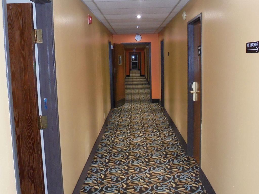 Super 8 by Wyndham Okawville Bagian luar foto
