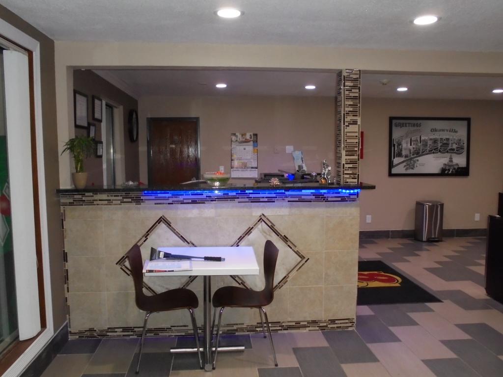 Super 8 by Wyndham Okawville Bagian luar foto