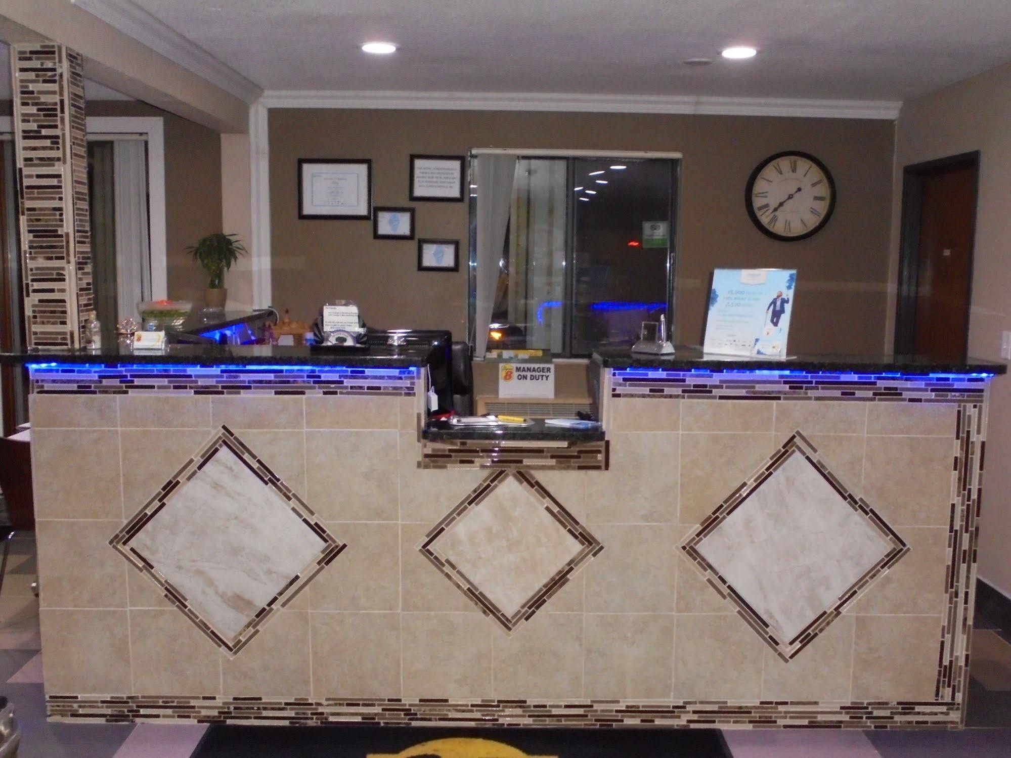 Super 8 by Wyndham Okawville Bagian luar foto