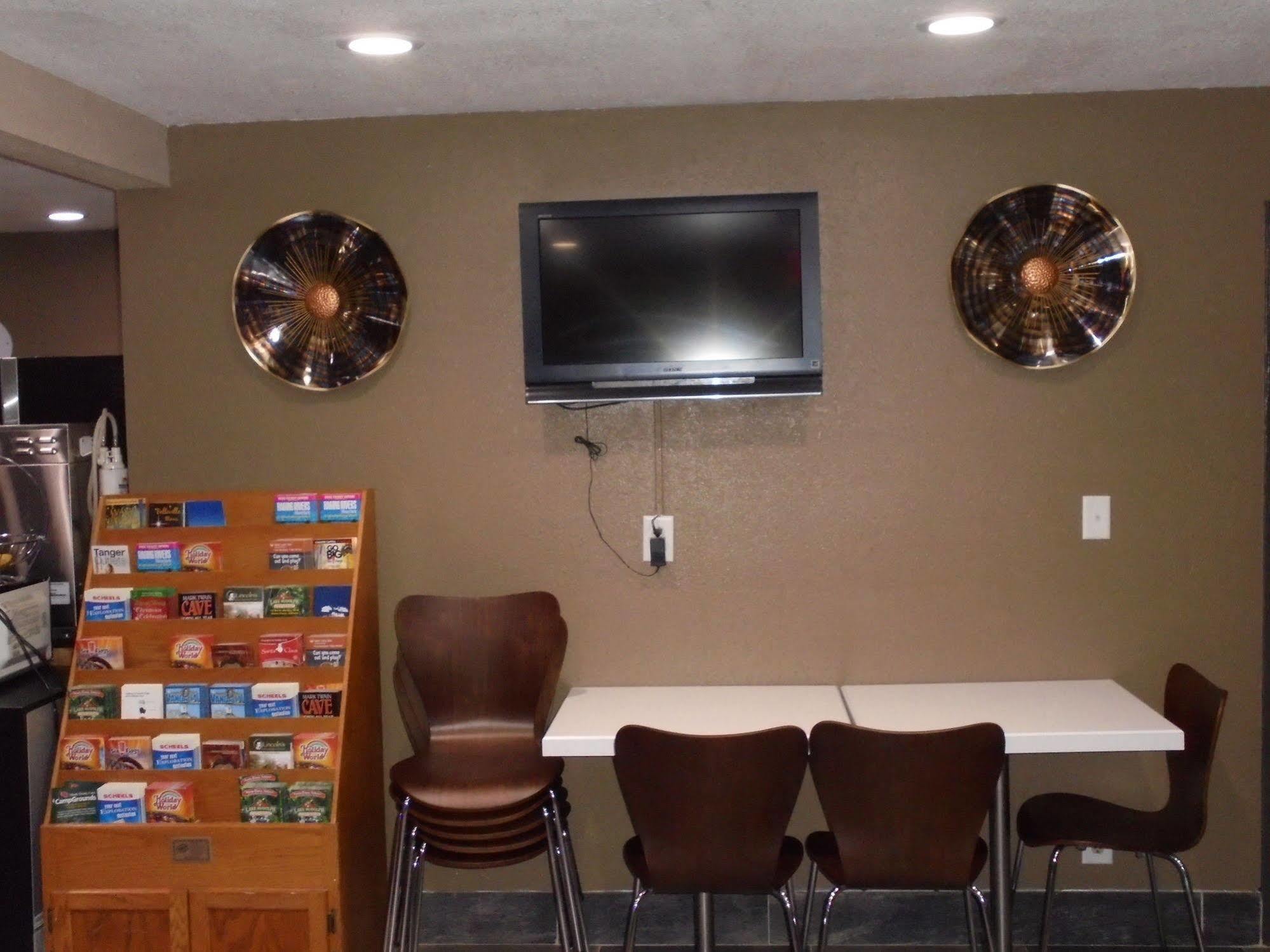 Super 8 by Wyndham Okawville Bagian luar foto