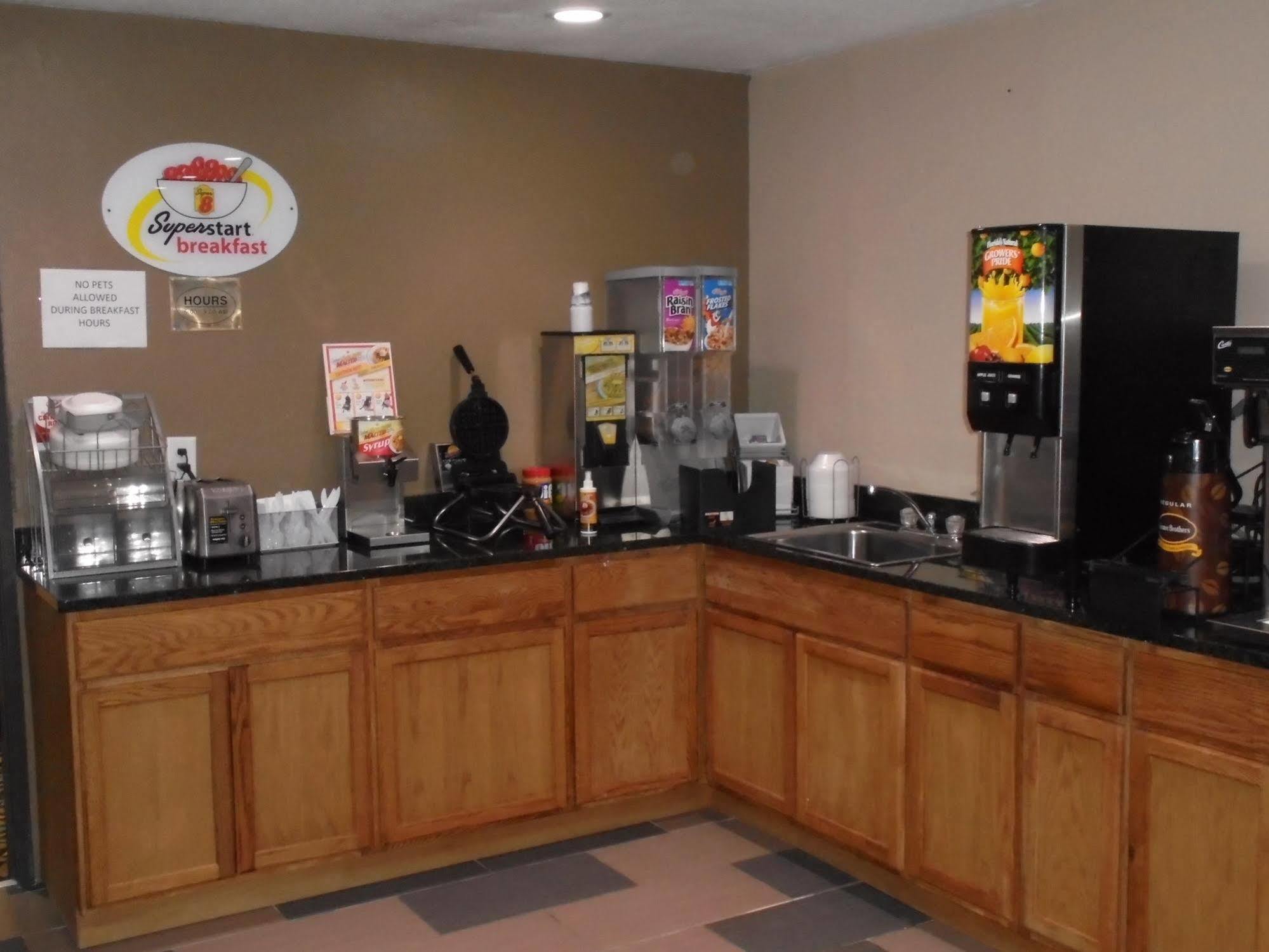 Super 8 by Wyndham Okawville Bagian luar foto