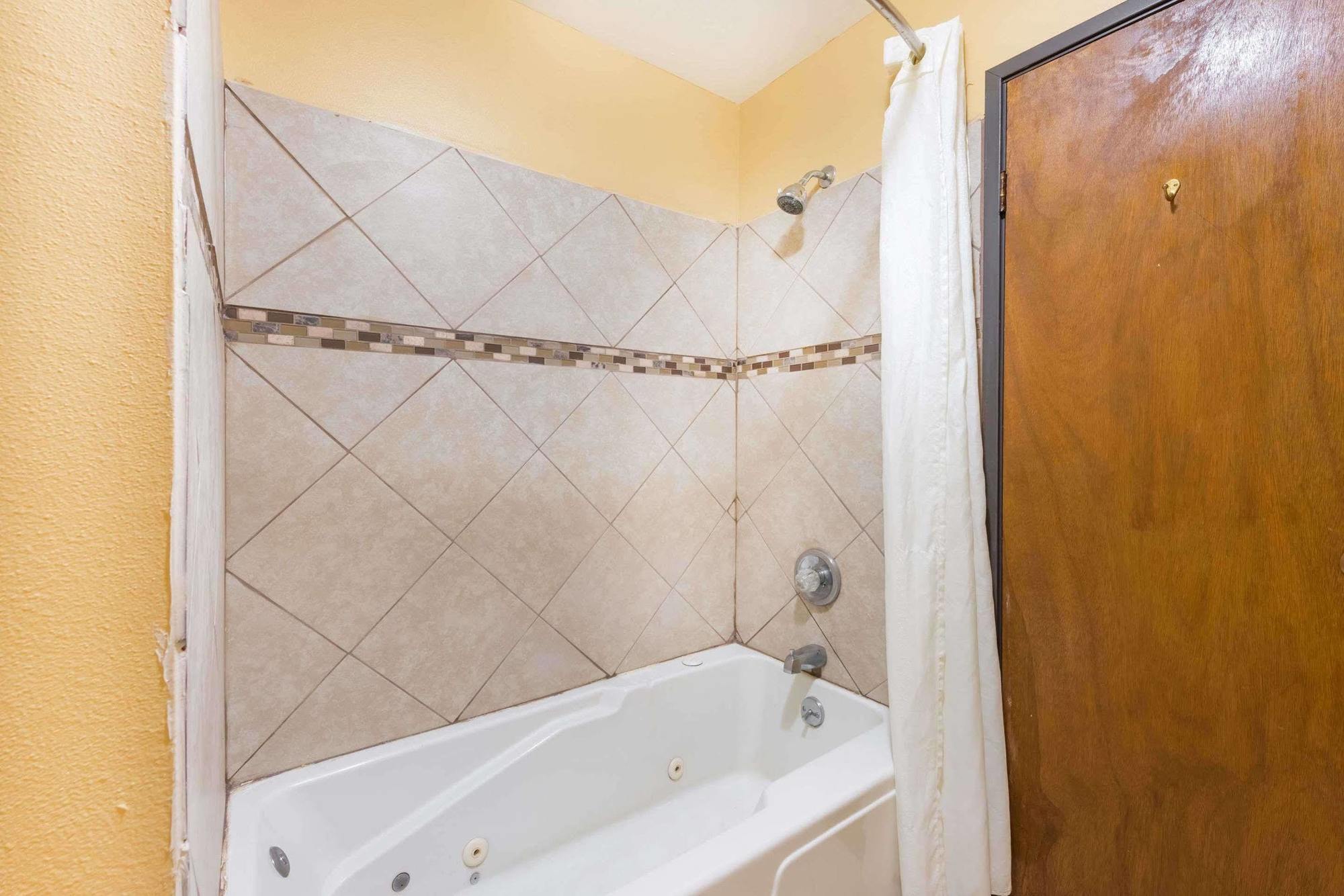 Super 8 by Wyndham Okawville Bagian luar foto